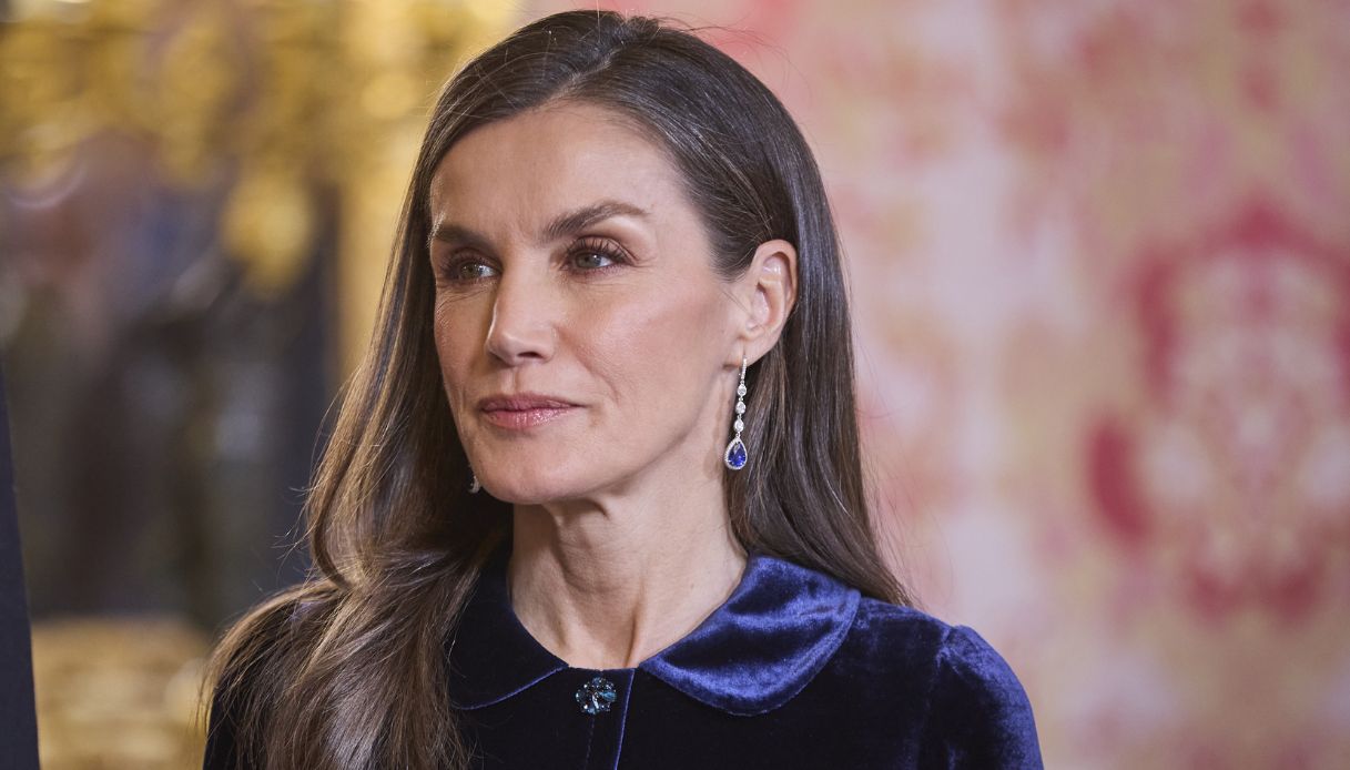 Letizia di Spagna, il magnifico abito in velluto blu per il ricevimento a Palazzo