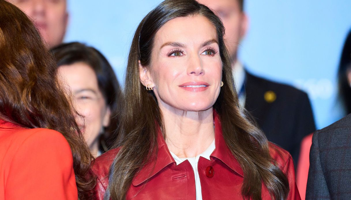 Letizia di Spagna bellissima con la giacca rossa