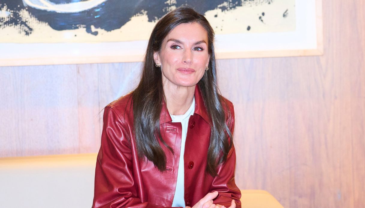 Letizia di Spagna con la giacca rossa