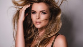 L’olio concentrato ad alta brillantezza è l’elisir di lunga vita per capelli sani, forti e lucenti