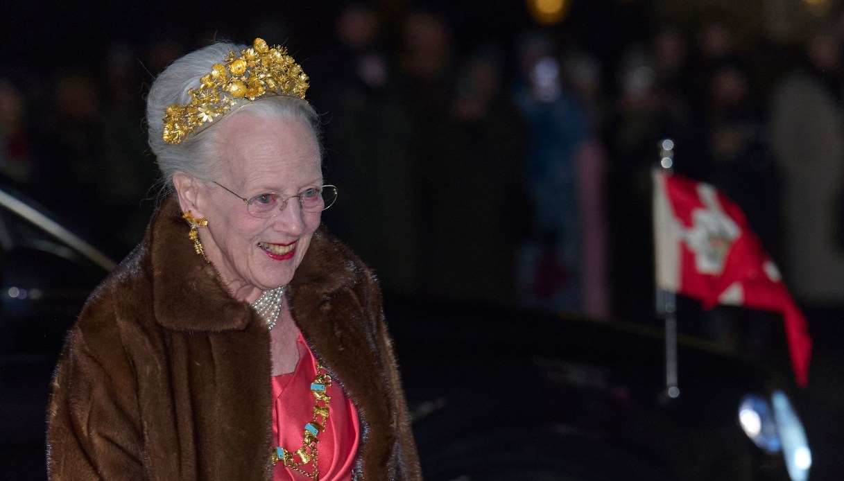 La Regina Margherita II con la tiara Naasut al ricevimento di Capodanno