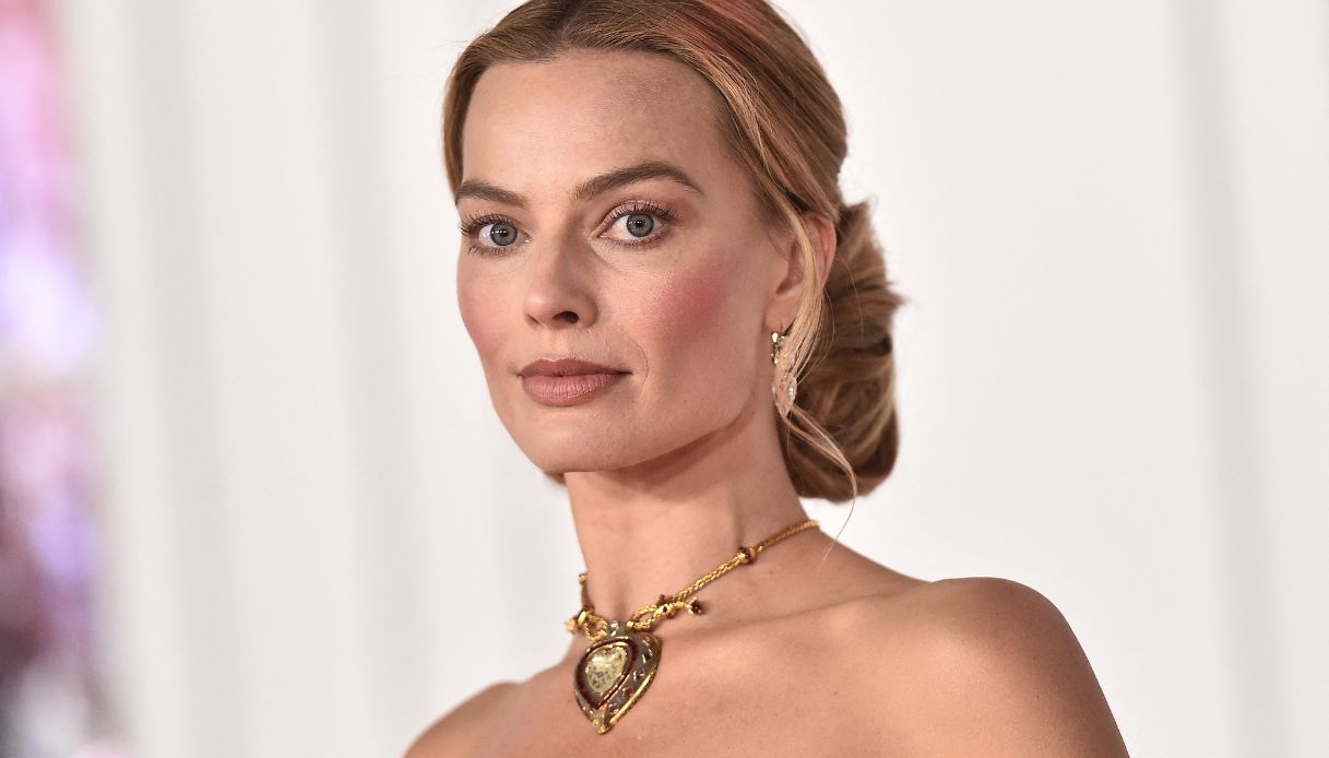 La storia della leggendaria collana di Elizabeth Taylor indossata da Margot Robbie