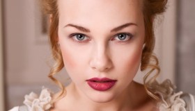 Marie Antoinette Blush Trend, guance in primo piano con la tendenza beauty più romantica del momento