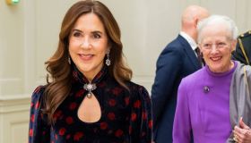 Mary di Danimarca seduce con velluto e scollatura giapponese (e mette in ombra la suocera)
