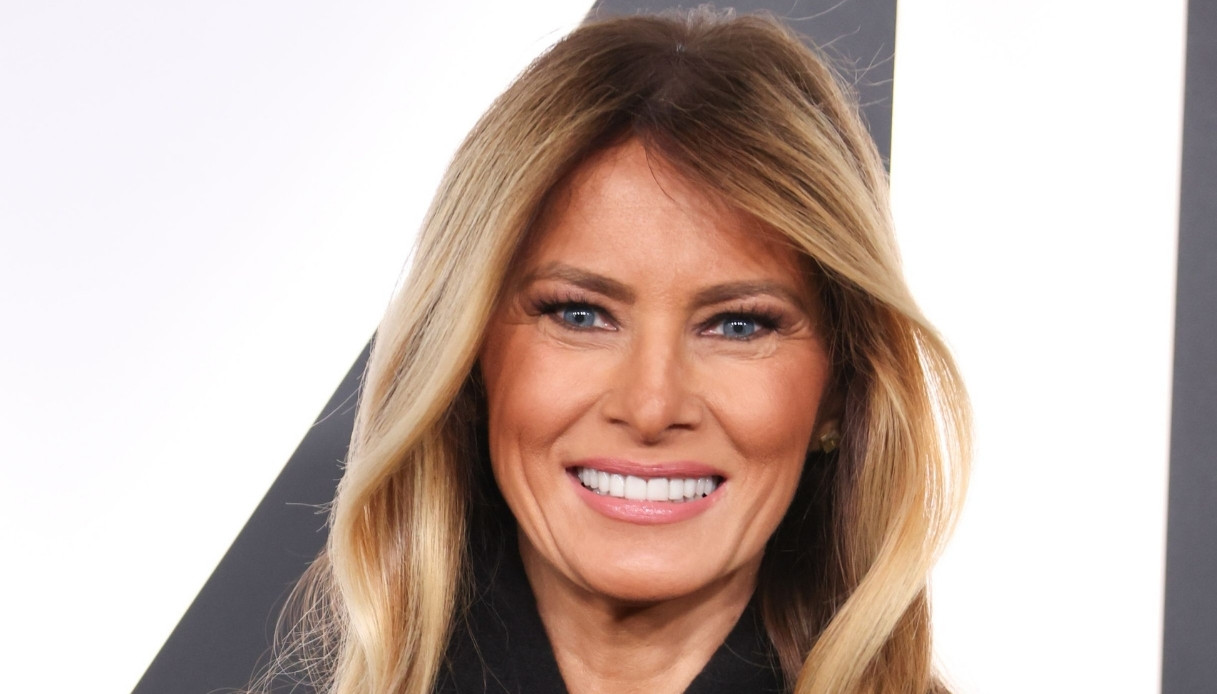 Melania Trump impeccabile nel look nero attillato, l’incontro mano nella mano con Donald