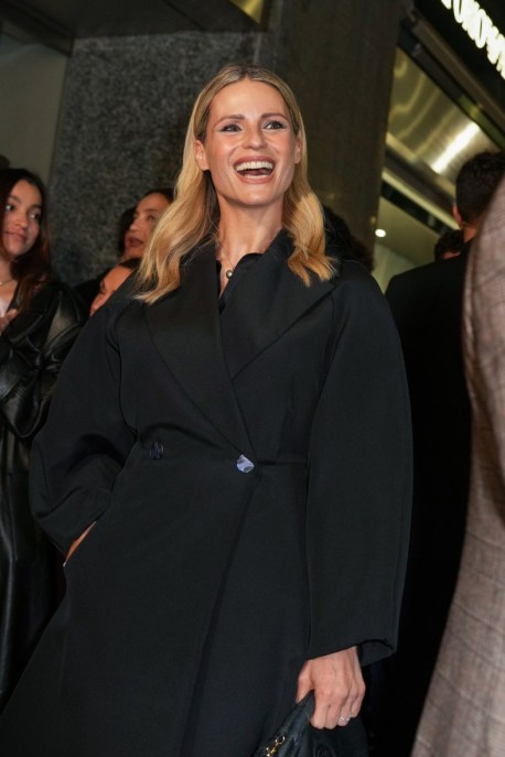 Pellegrini con pancino e famiglia Hunziker al completo a Cortina per la Milano Fashion Week Uomo