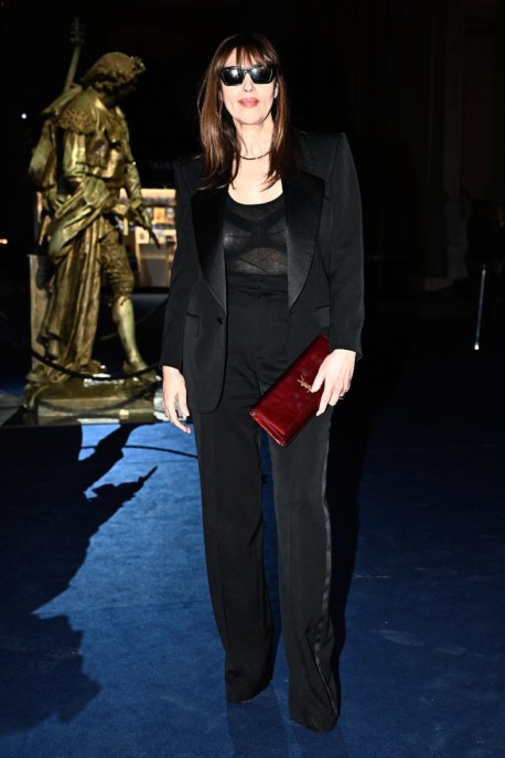 Monica Bellucci in total black, fascino senza tempo a Parigi