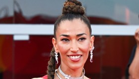 Anticipazioni Amici del 25 gennaio: Nina Zilli giudice di puntata, assente un’allieva