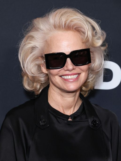 Pamela Anderson cede al rosa, la nuova chioma strawberry blonde di inizio 2026