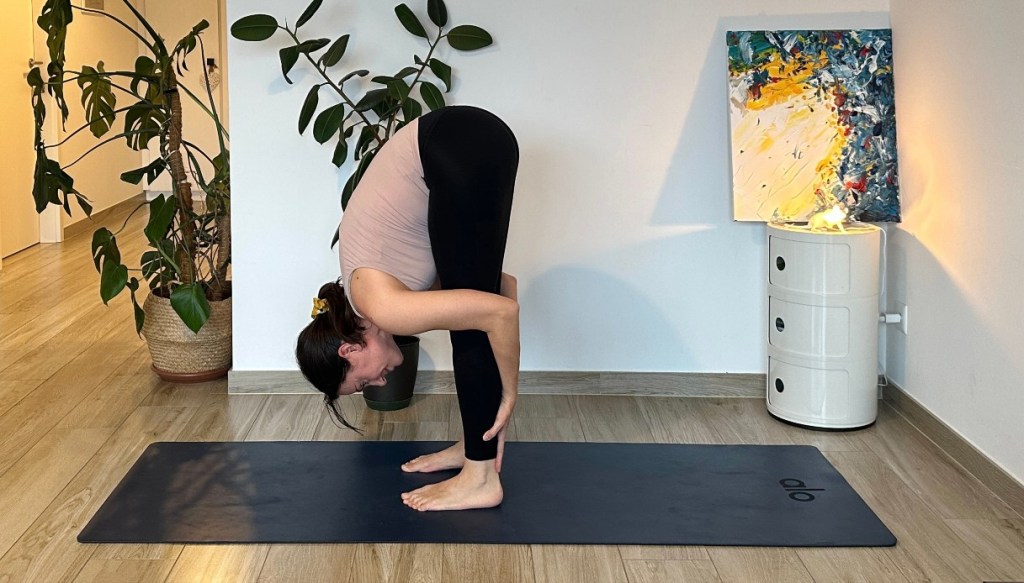 posizione yoga pinza in piedi