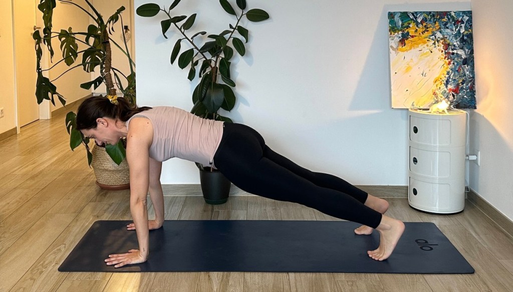 posizione yoga della plank