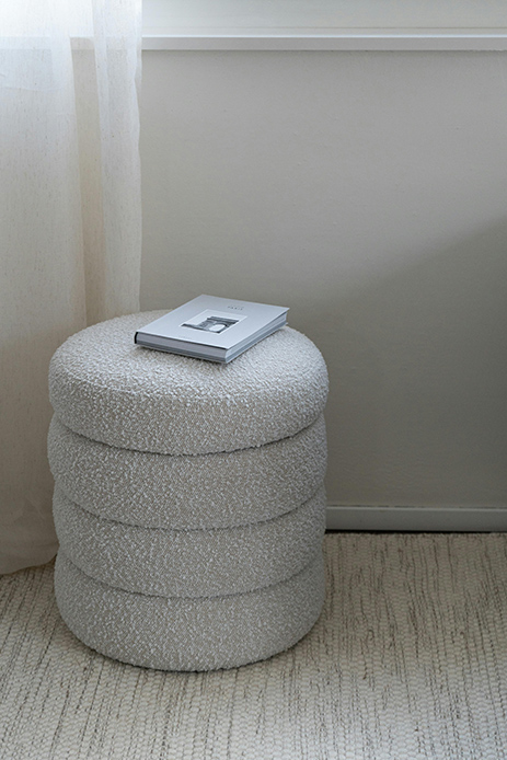 Pouf rotondo in tessuto boucl&eacute; dai toni neutri