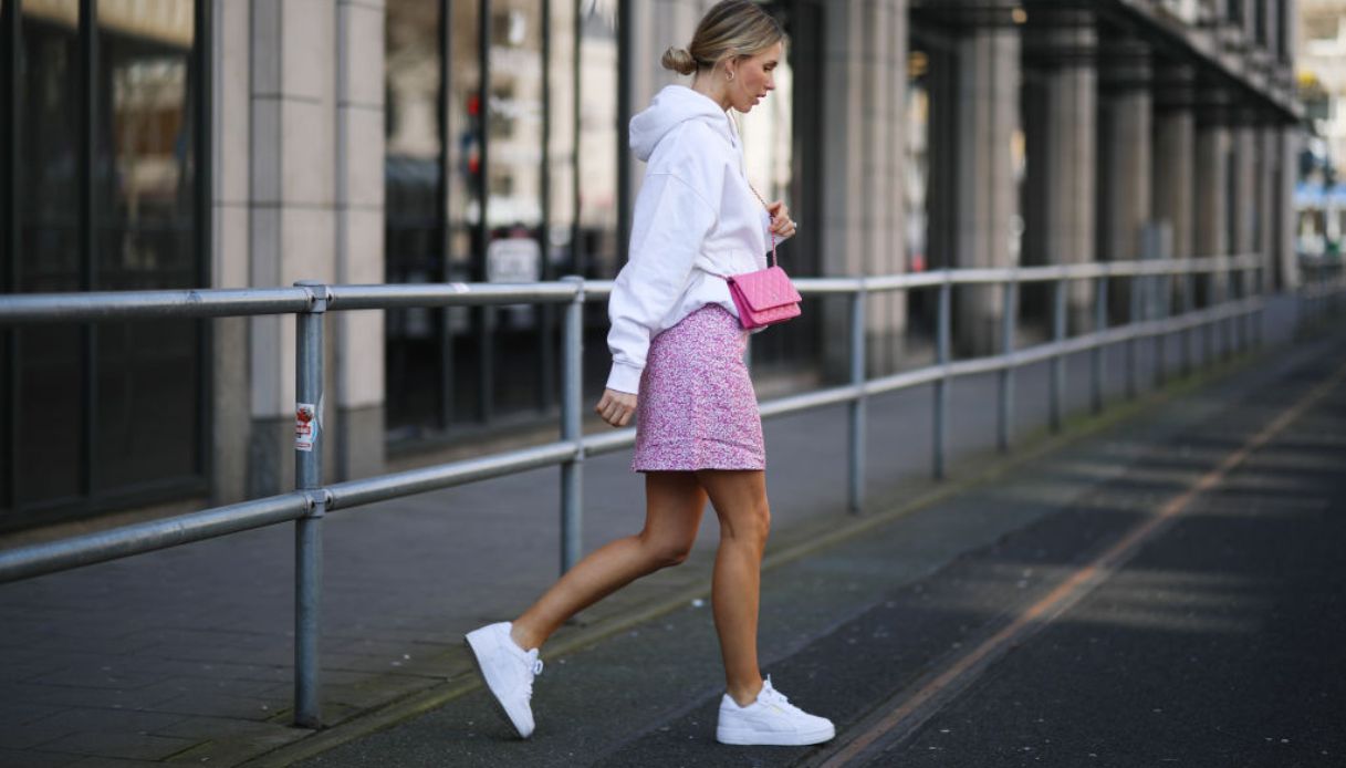 outfit elegante con sneakers bianche