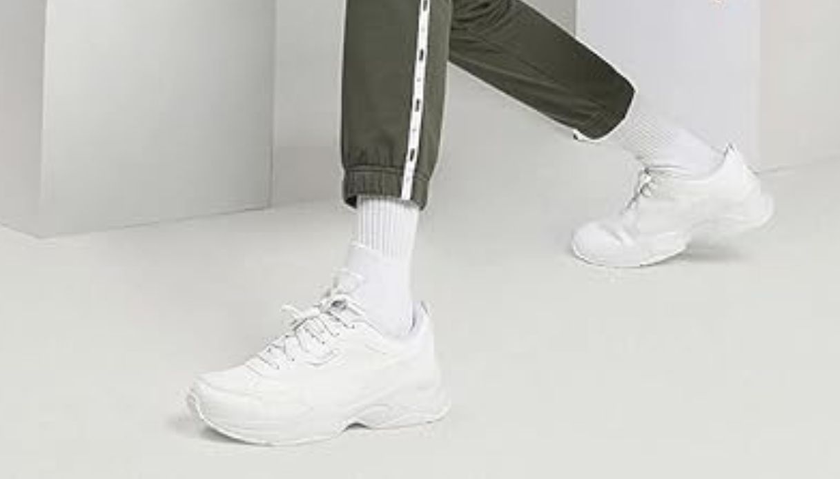 particolare sneakers bianche