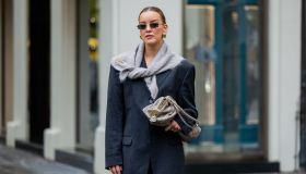 Dimentica i volumi over e le lunghezze estreme. La sciarpa a triangolo è l’accessorio-dettaglio minimal e chic dell’inverno