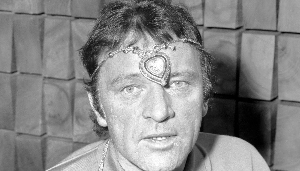 Richard Burton gioca con la collana Taj Mahal
