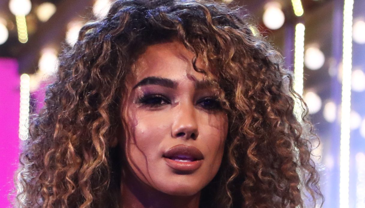 La Ruota della Fortuna, Samira Lui strega tutti in blu. E Gerry Scotti corre sul finale La Ruota della Fortuna, Samira Lui strega tutti in blu. E Gerry Scotti corre sul finale