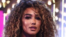 La Ruota della Fortuna, Samira Lui strega tutti in blu. E Gerry Scotti corre sul finale