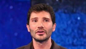 Affari Tuoi, Antonio Ricci attacca: “Induce al gioco d’azzardo”