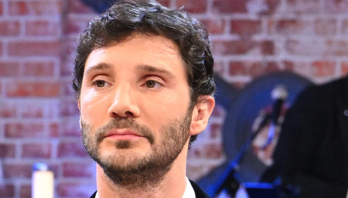 Affari Tuoi, Stefano De Martino accusa l’assenza di Herbert Ballerina. Gioco delle carte sul finale