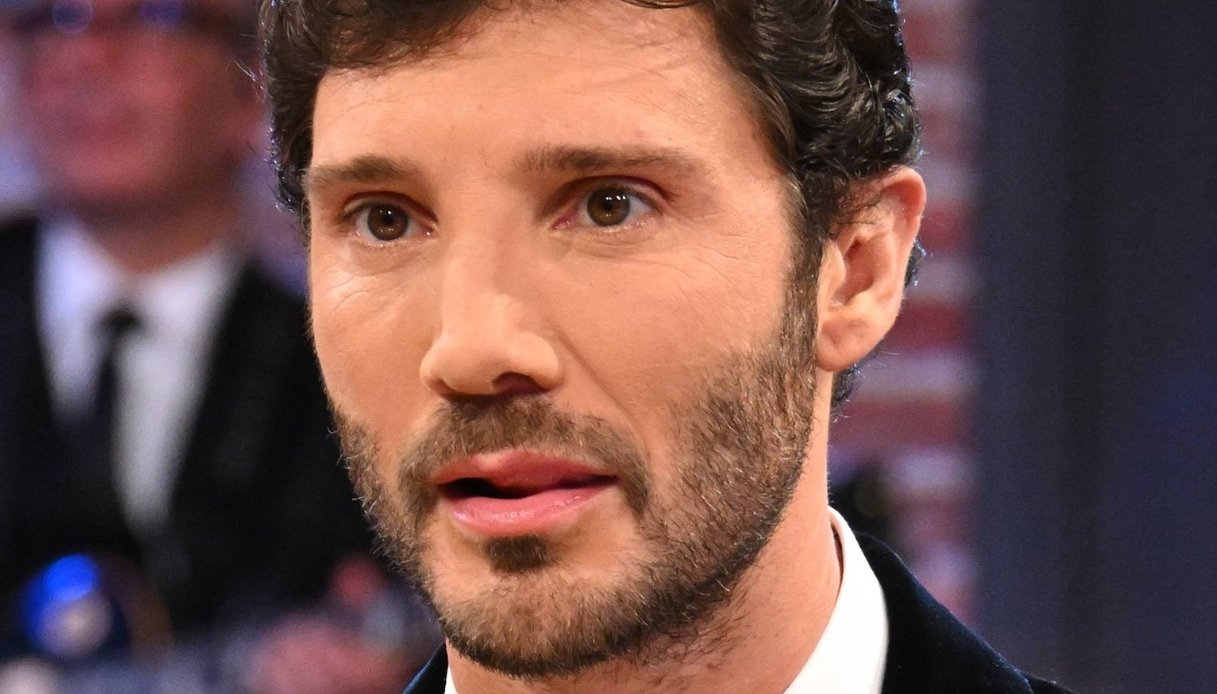 Affari Tuoi, De Martino in onda dopo il lutto e Herbert non si trova