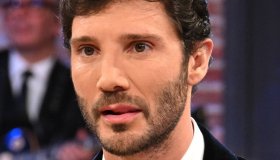 Affari Tuoi, De Martino in onda dopo il lutto e Herbert non si trova