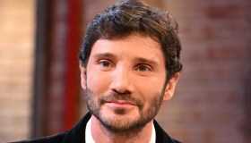 Affari Tuoi in prima serata a San Valentino, De Martino romantico in sfida aperta con Scotti