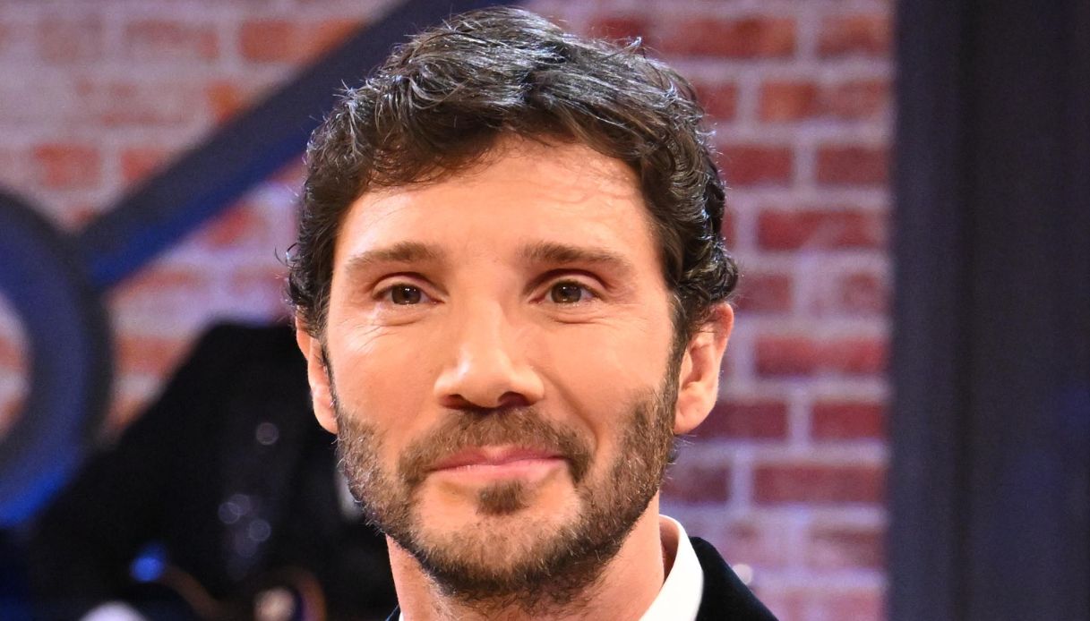 Affari Tuoi, Stefano De Martino imbarazza i concorrenti con una domanda scomoda