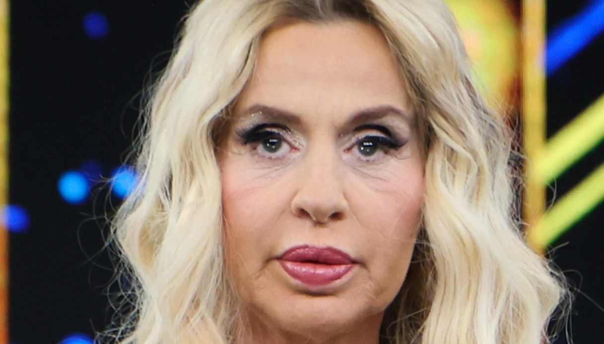 Valeria Marini querela Antonella Elia: “Profondamente offesa”. Cosa è successo
