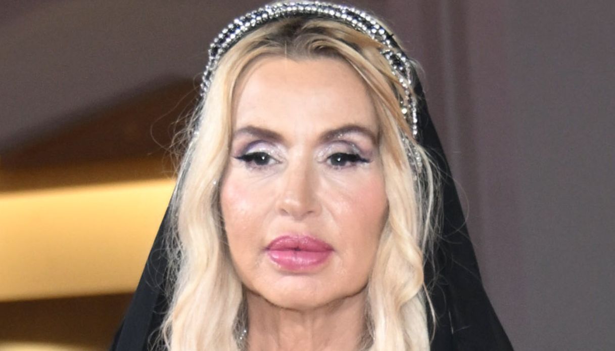 Valeria Marini contro Antonella Elia: “Cacciata da Rai 2 dopo un’aggressione”