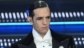 Achille Lauro a Sanremo 2026 nel ricordo delle vittime di Crans Montana: la scelta di Carlo Conti