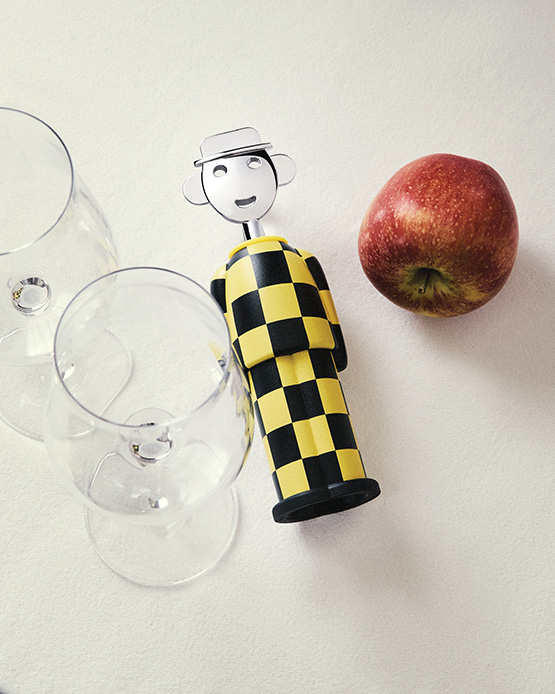 Cavatappi Alessandro M. di Alessandro Mendini per Alessi con decorazione a scacchi giallo e nero