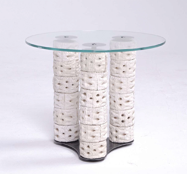 Arredo in micelio con piano circolare in vetro per interior design sostenibile