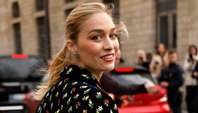 Beatrice Borromeo, prima sfilata dopo la gravidanza: jeans e giacca-gioiello ricamata