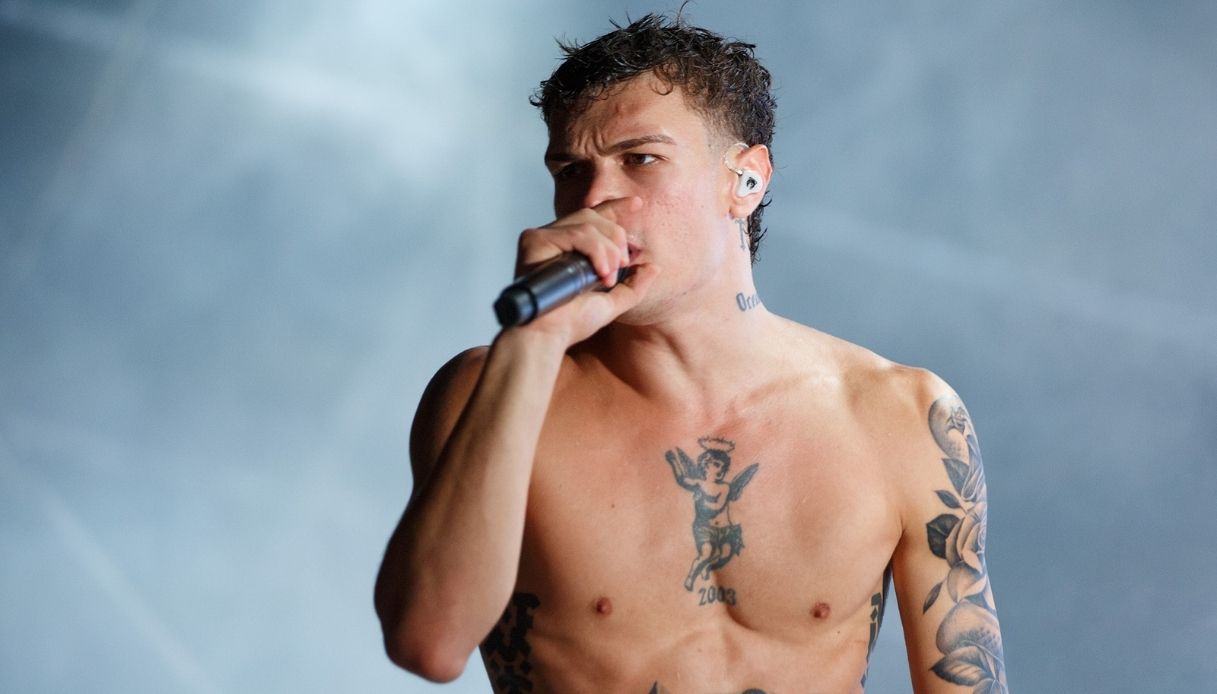 Blanco, lo stop ai concerti per tornare sui banchi di scuola: “Devo studiare. Capire”