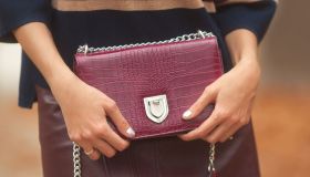L’oggetto-desiderio del momento è la borsa bordeaux, l’accessorio luxury dell’inverno