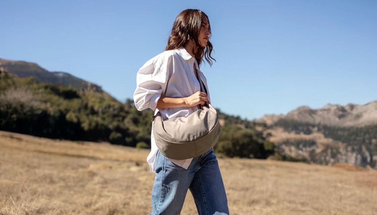 Questa borsa a mezzaluna è l'accessorio effortless, per lui e per lei, che non smetterai più di indossare. Ed è già best seller