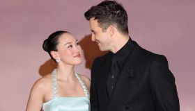 Bridgerton 4, gli abiti da sogno alla première di Parigi: i più belli sono Benedict e Sophie