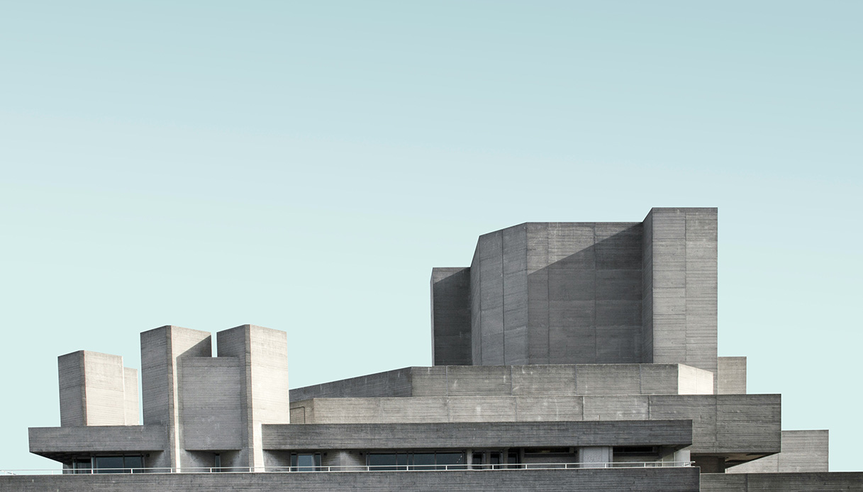 Edificio brutalista monumentale in cemento a vista con volumi sovrapposti
