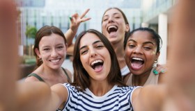 Come cambiano le amicizie quando cresciamo