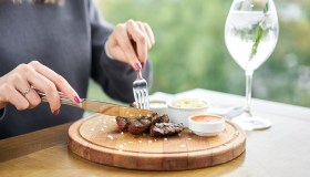 Mestruazioni abbondanti, chi rischia di più la carenza di ferro, quale dieta seguire e cosa mangiare