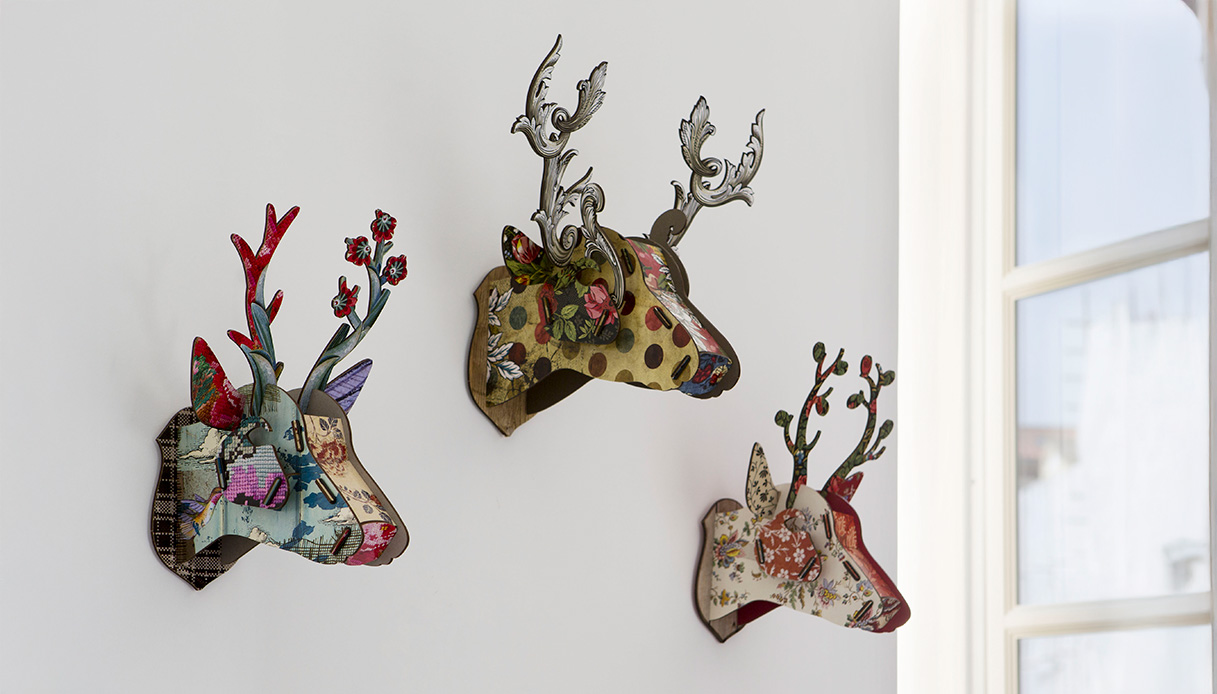 Decorazioni artistiche a parete in una casa contemporanea