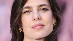 Charlotte Casiraghi, abito bianco sposa e capelli bagnati. Ma alla sfilata c’è l’ex suocera