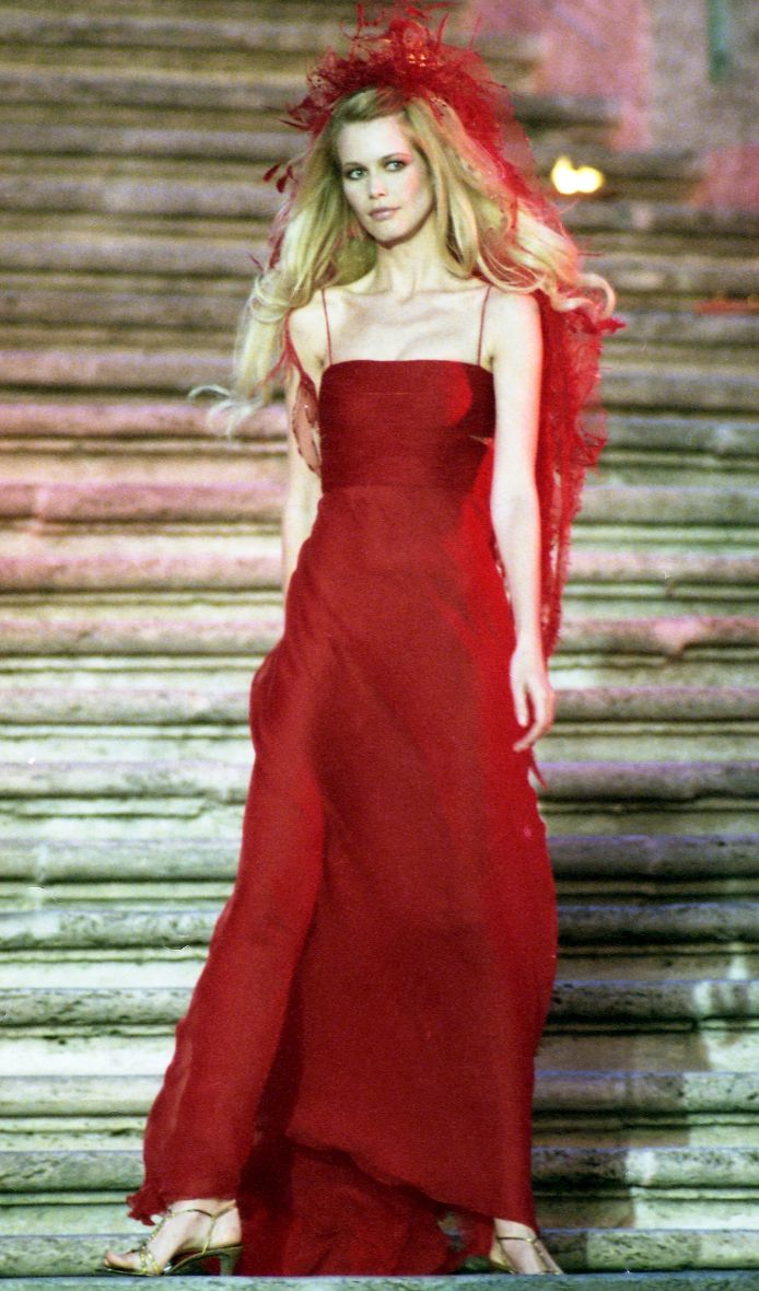 Claudia Schiffer in Rosso Valentino nel 1996