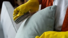 Come smacchiare i cuscini, il trucco del bicarbonato e aceto