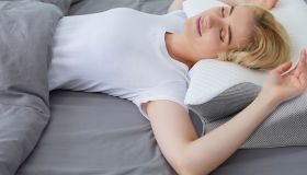 Bye bye dolori cervicali con il cuscino che migliora anche il sonno. I 5 modelli più venduti che risolvono il problema
