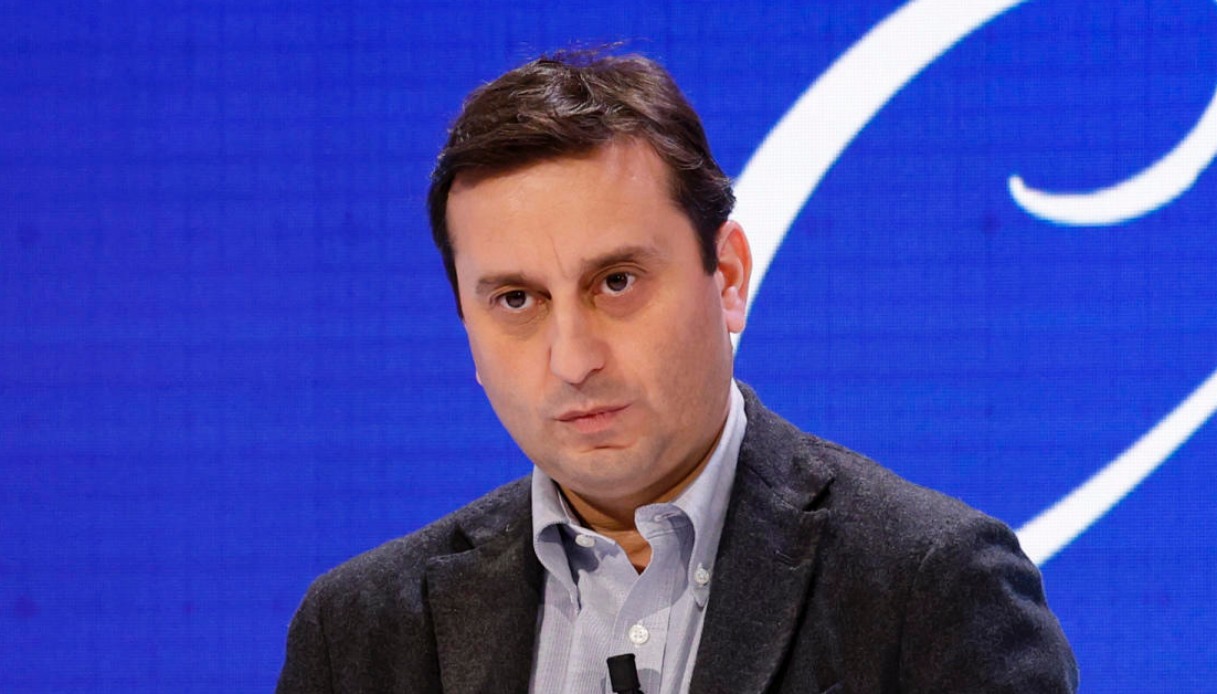 David Parenzo con un tutore a L'Aria che Tira: cosa è successo