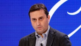 David Parenzo con un tutore a L’Aria che Tira: cosa è successo