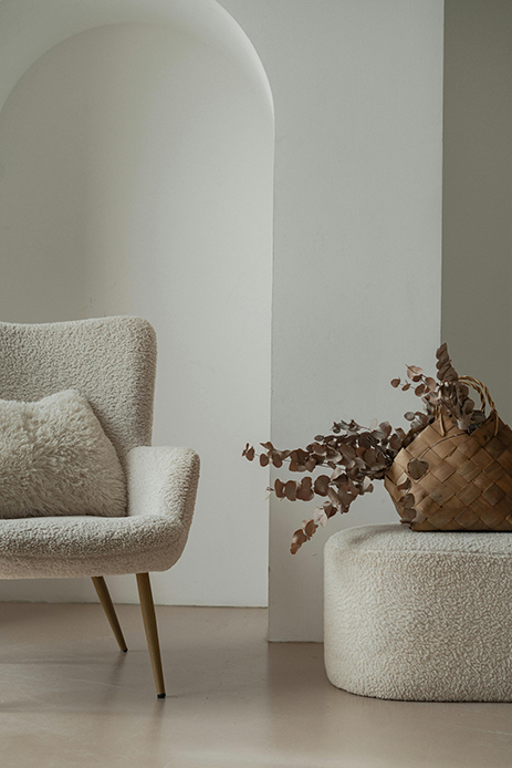 Poltrona dalle forme organiche in un interno minimal caldo ispirato al design 2026