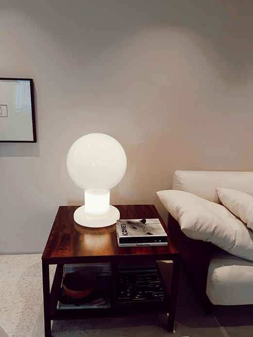 Lampada da tavolo minimale su comodino in legno in una camera da letto design 2026